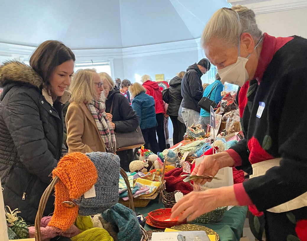 Merrie-Market-shoppers