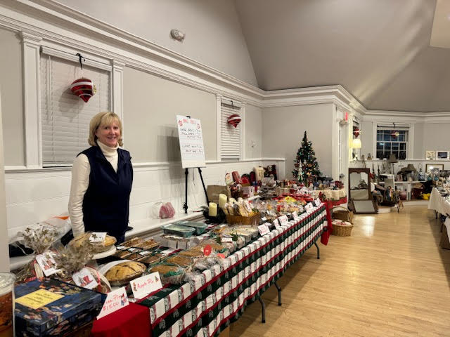 Merrie-Market-shoppers